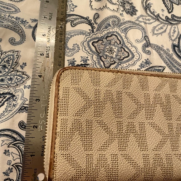 Michael Kors wallet with gold tone plate on front - Picture 14 of 14